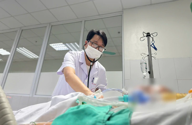 Bệnh nhân nhập viện suy đa tạng sau khi tự 'truyền trắng, thải độc' tại nhà